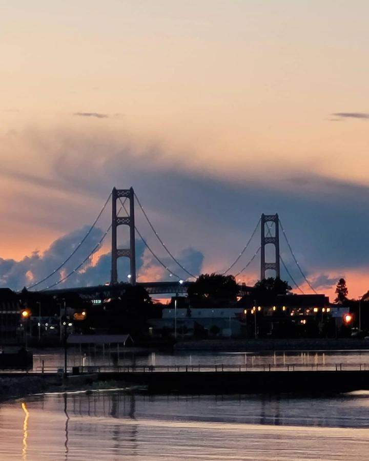 Mackinaw Beach And Bay Inn & Suites Mackinaw City Exteriör bild