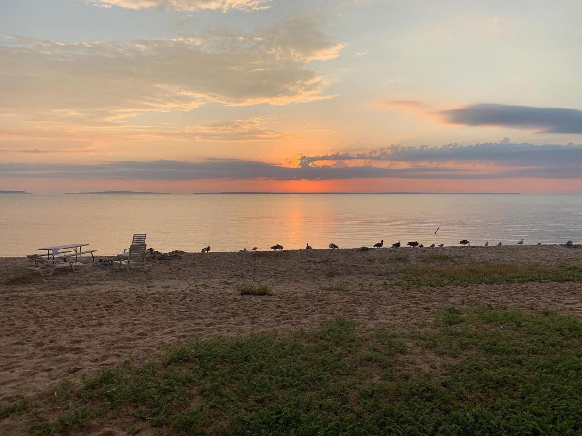 Mackinaw Beach And Bay Inn & Suites Mackinaw City Exteriör bild