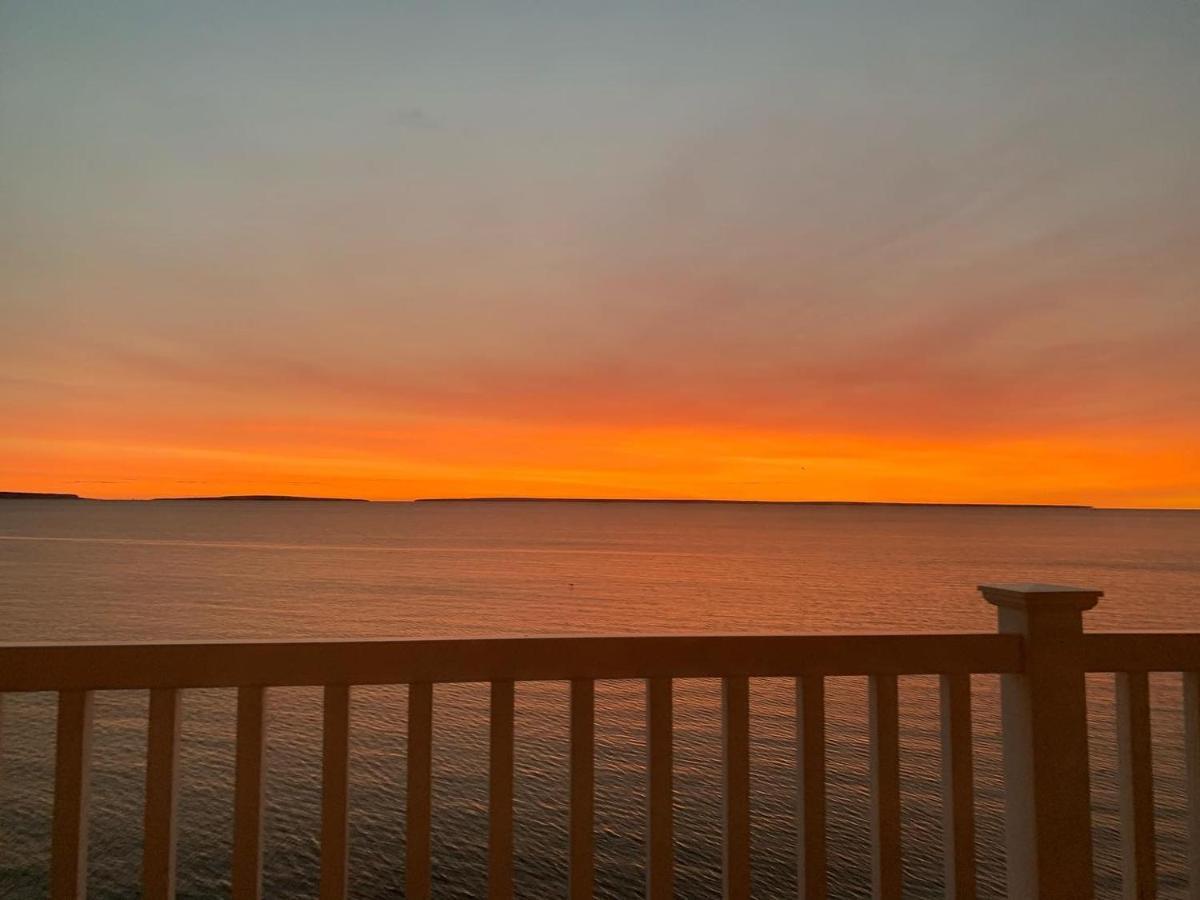 Mackinaw Beach And Bay Inn & Suites Mackinaw City Exteriör bild