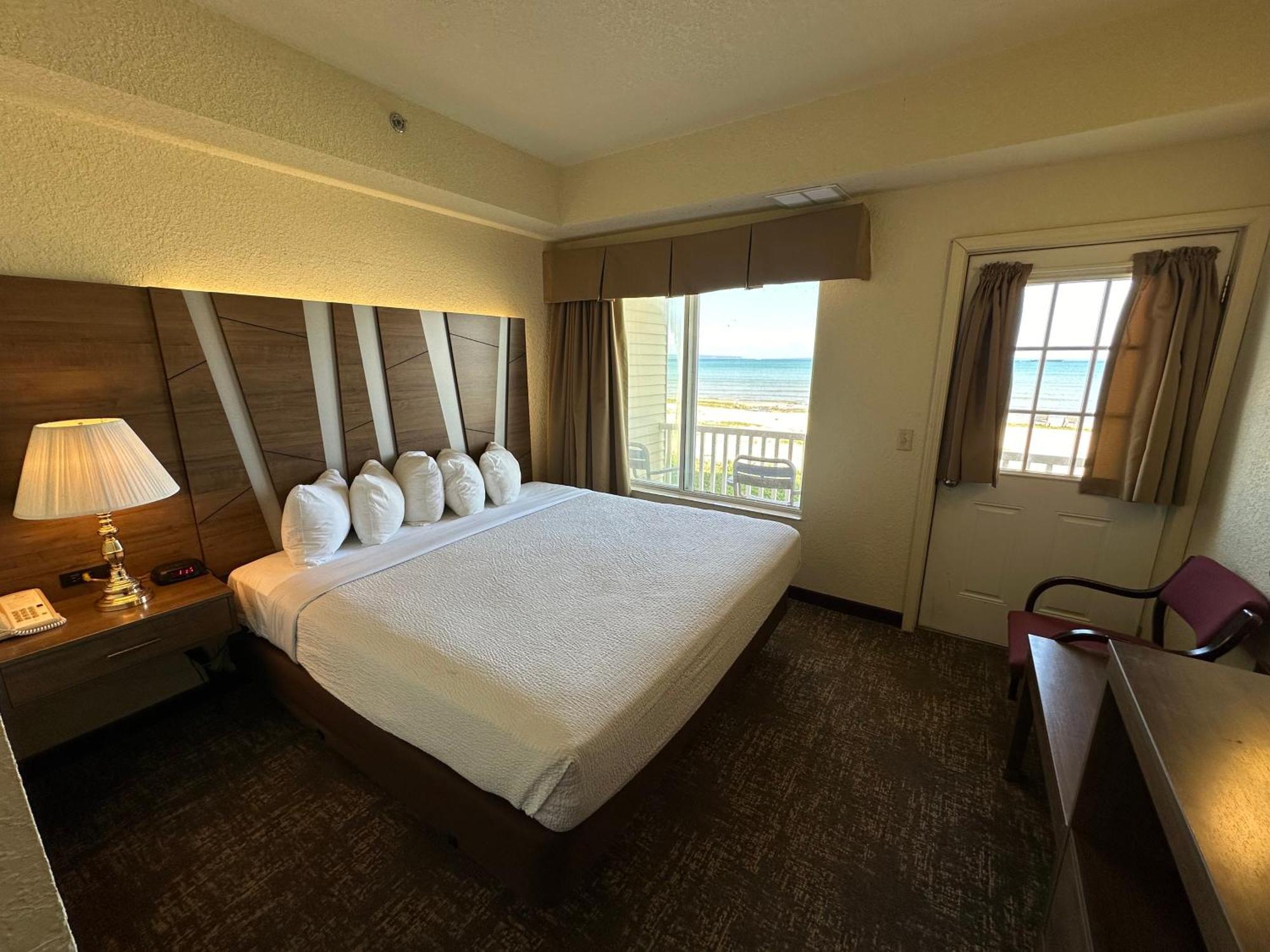 Mackinaw Beach And Bay Inn & Suites Mackinaw City Exteriör bild