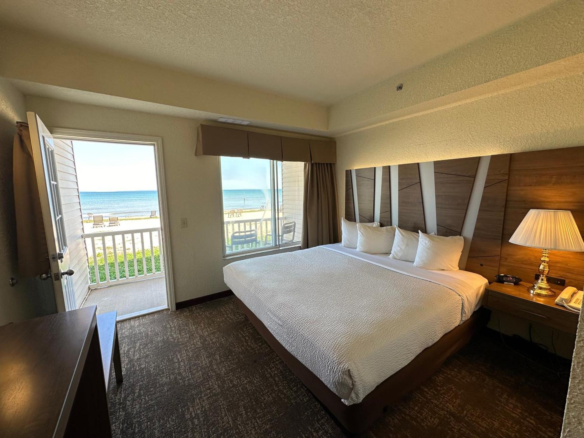 Mackinaw Beach And Bay Inn & Suites Mackinaw City Exteriör bild