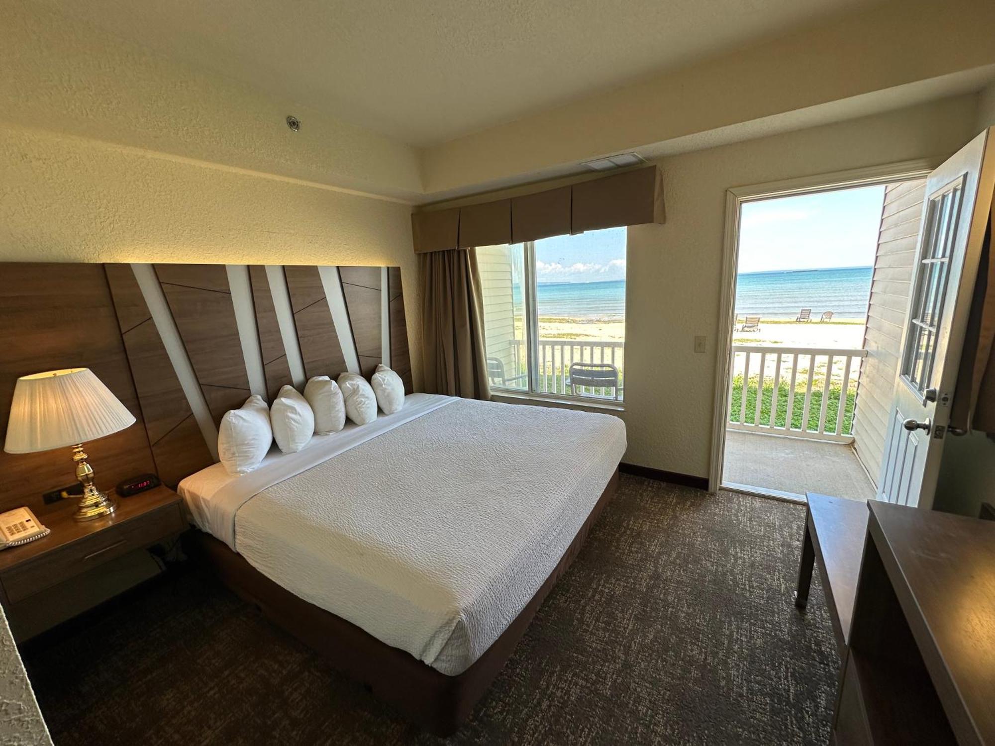 Mackinaw Beach And Bay Inn & Suites Mackinaw City Exteriör bild