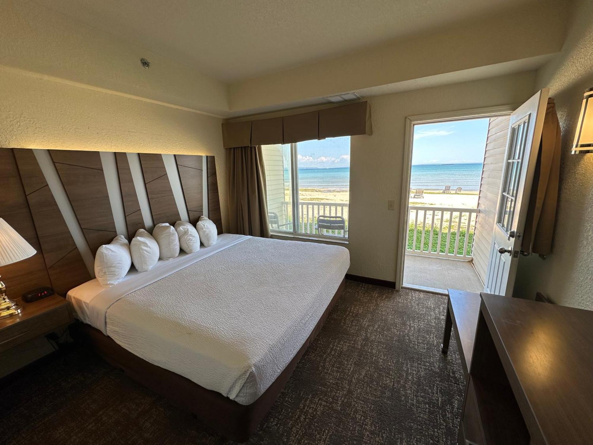 Mackinaw Beach And Bay Inn & Suites Mackinaw City Exteriör bild