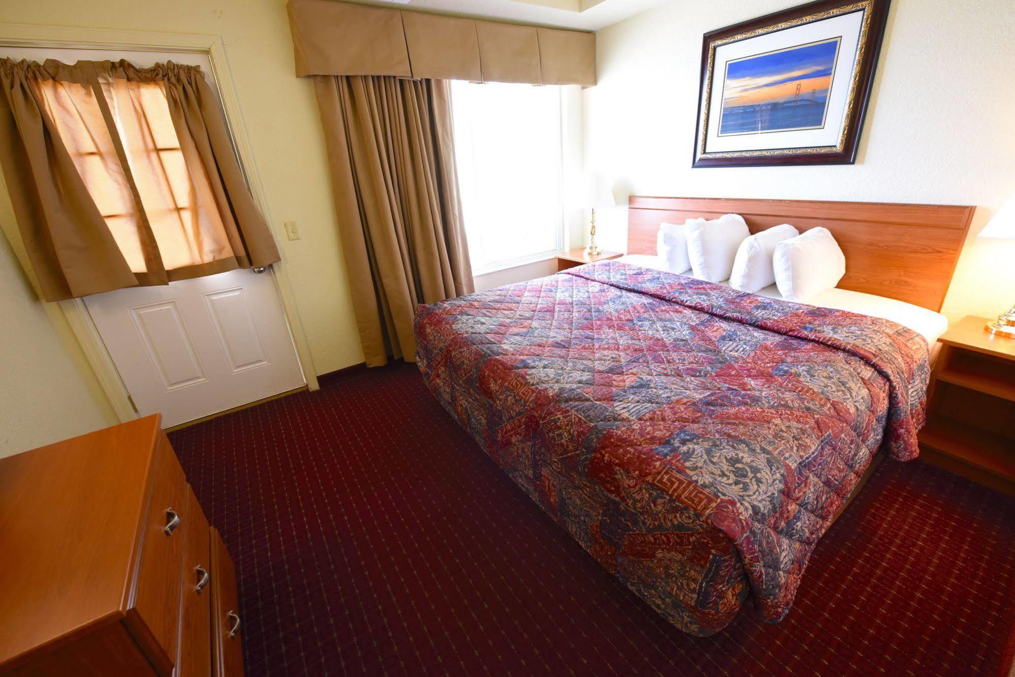 Mackinaw Beach And Bay Inn & Suites Mackinaw City Exteriör bild