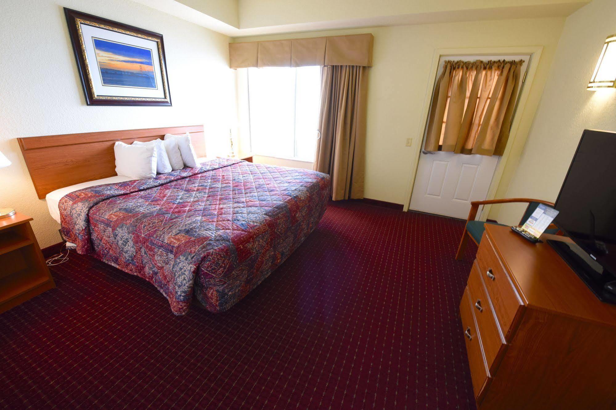 Mackinaw Beach And Bay Inn & Suites Mackinaw City Exteriör bild