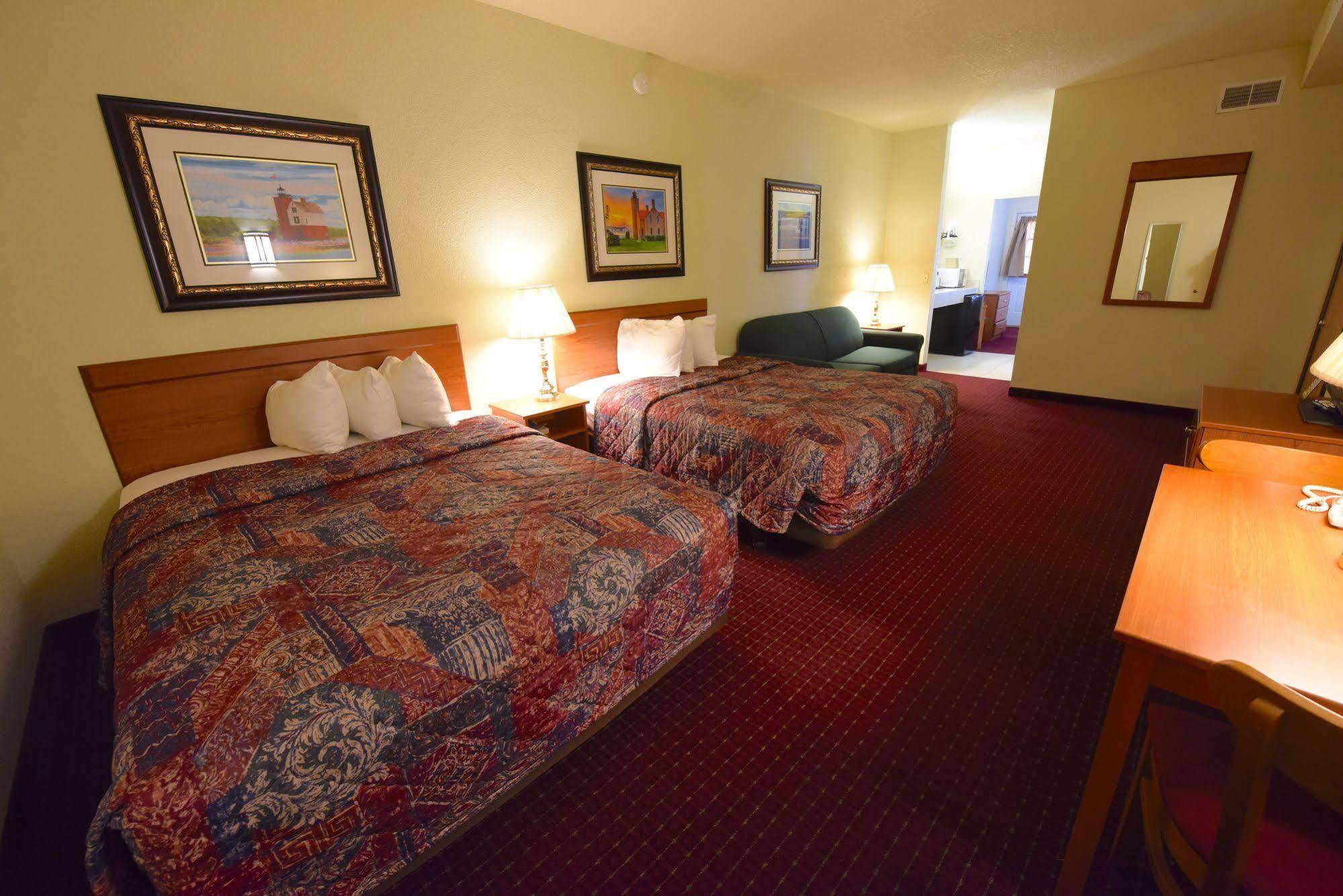 Mackinaw Beach And Bay Inn & Suites Mackinaw City Exteriör bild