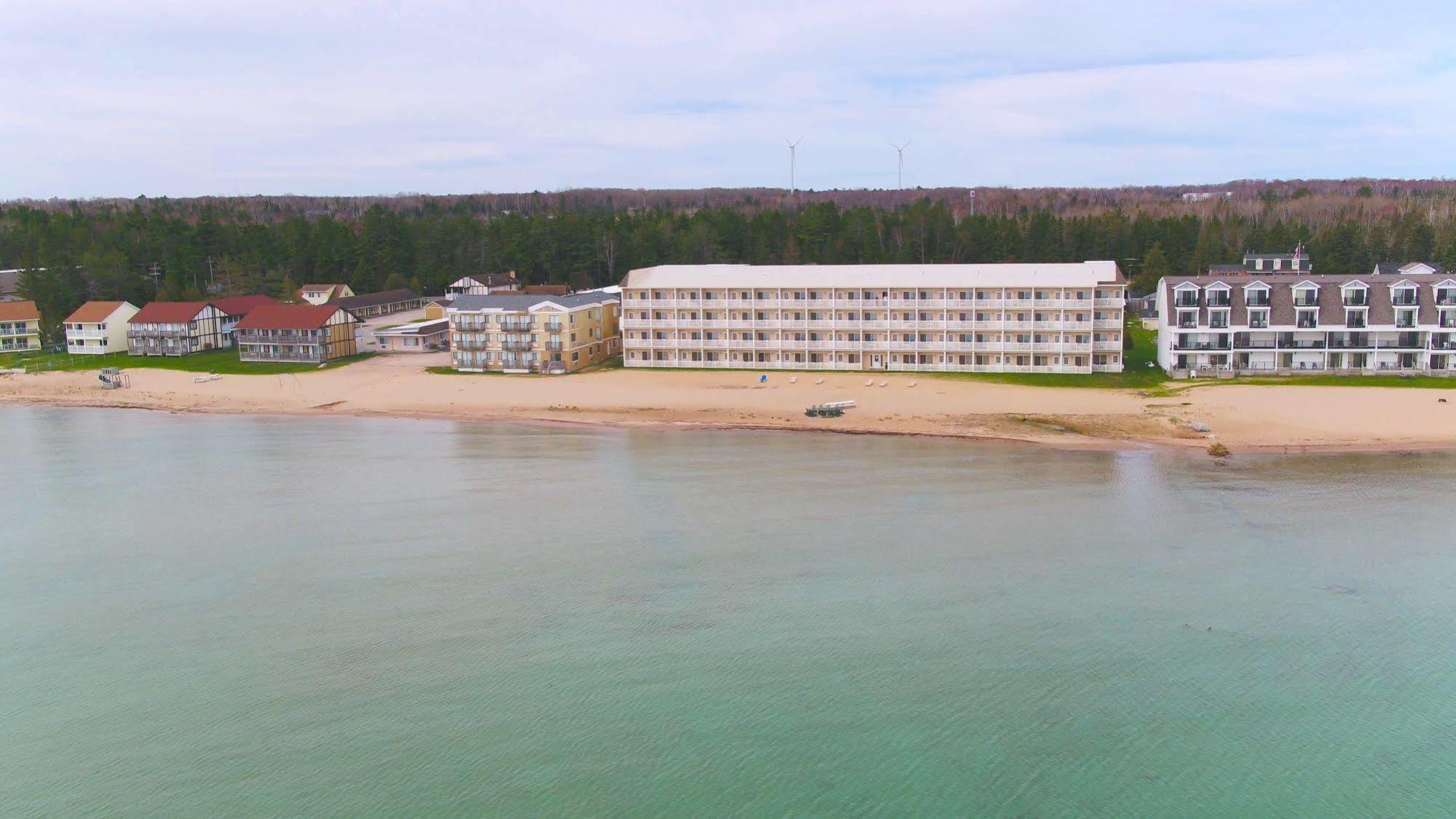 Mackinaw Beach And Bay Inn & Suites Mackinaw City Exteriör bild