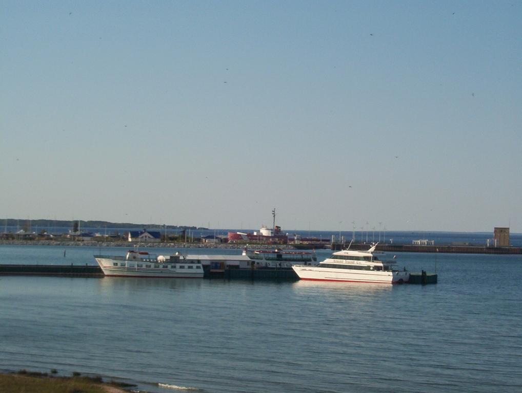 Mackinaw Beach And Bay Inn & Suites Mackinaw City Exteriör bild